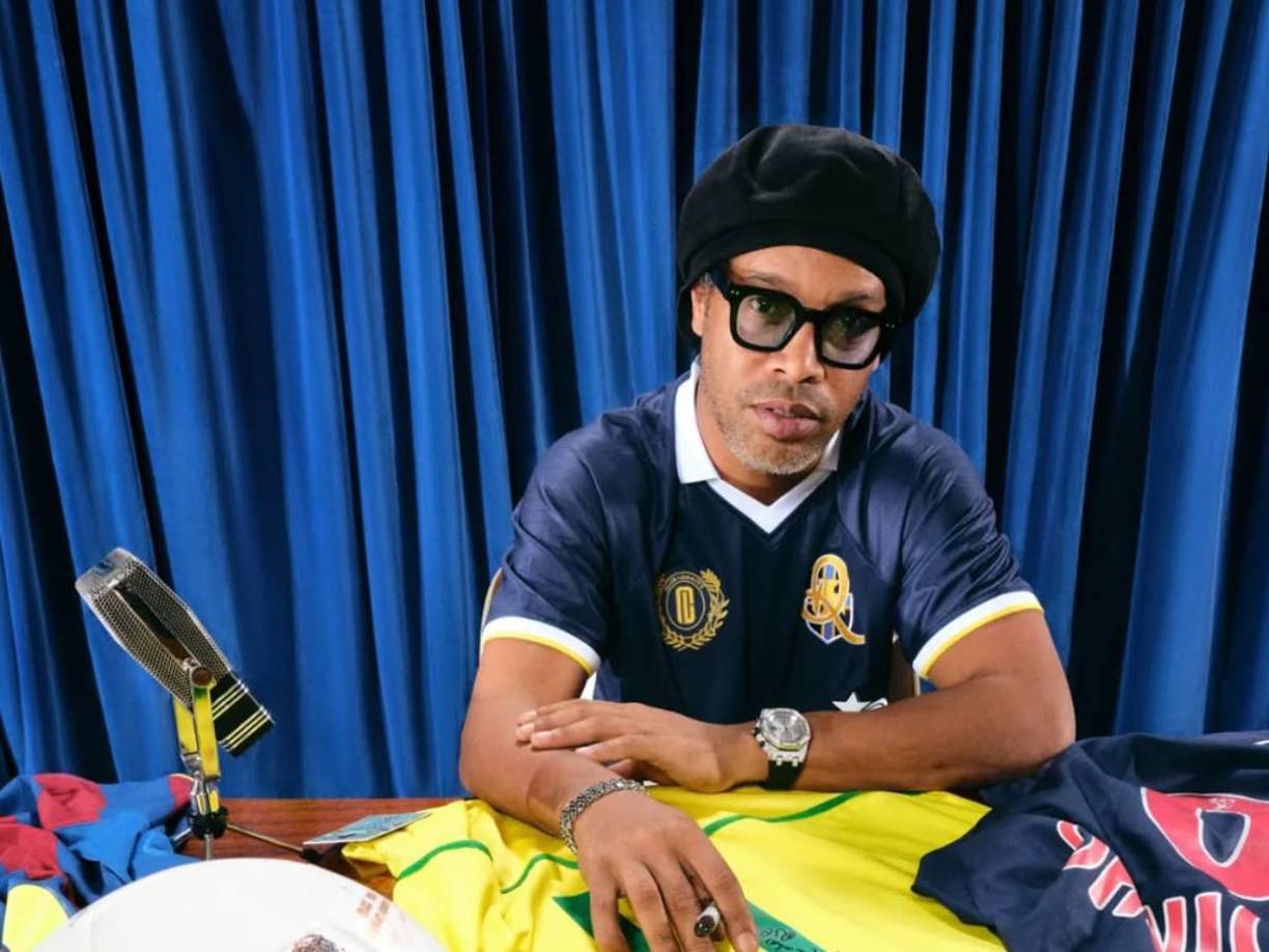 En un partido amistoso que reunió a ex glorias del fútbol de Brasil y del país sede del evento, Ronaldinho fue el centro de atención