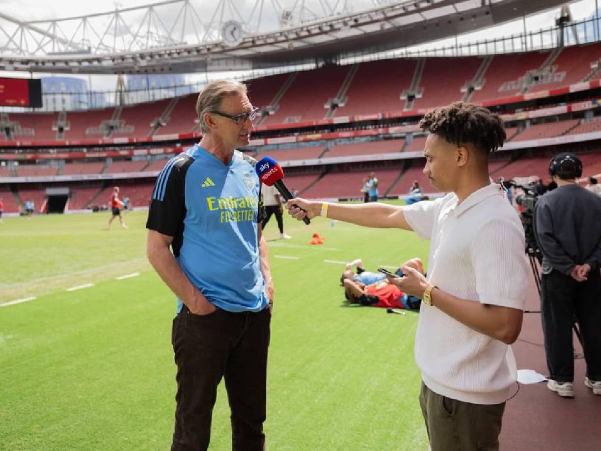 En sus redes sociales se le puede ver visitante el estadio del Arsenal, así como varias conferencias.