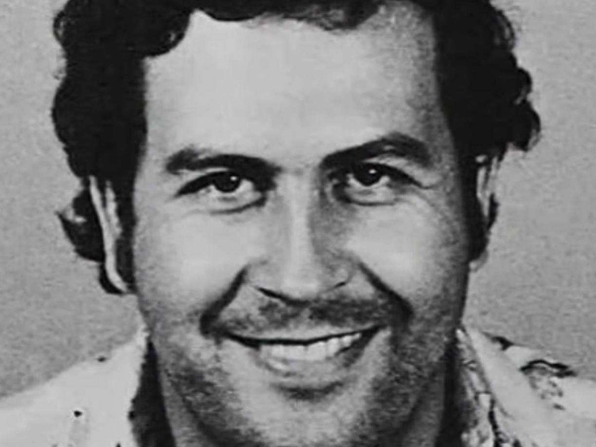 Escobar utilizó una estrategia brutal para consolidar su poder: la violencia extrema. Se le conoce por su frase “plata o plomo”, lo que significaba que ofrecía sobornos (plata) a aquellos que se alinearan con él, y ejecutaba (plomo) a quienes se oponían, lo que le permitió eliminar a competidores, controlar rutas de tráfico y mantener su influencia tanto a nivel nacional como internacional.