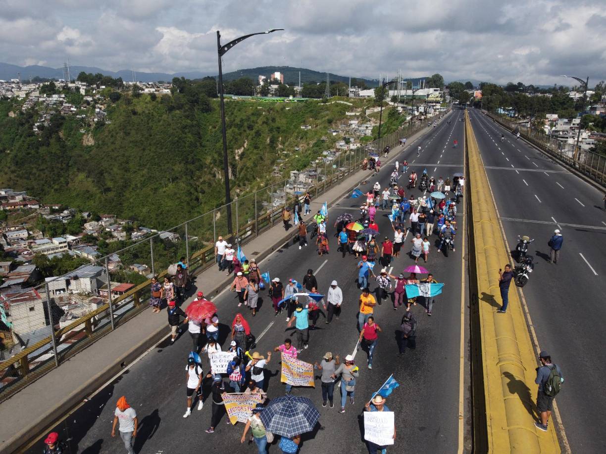 Desde hace nueve días, se mantienen los bloqueos para exigir la salida de la fiscal general Consuelo Porras, el fiscal Rafael Curruchiche y el juez Fredy Orellana, luego de que éstos ordenaron allanar el tribunal electoral por presuntas anomalías en las elecciones disputadas en primera y segunda ronda, en junio y agosto pasados.