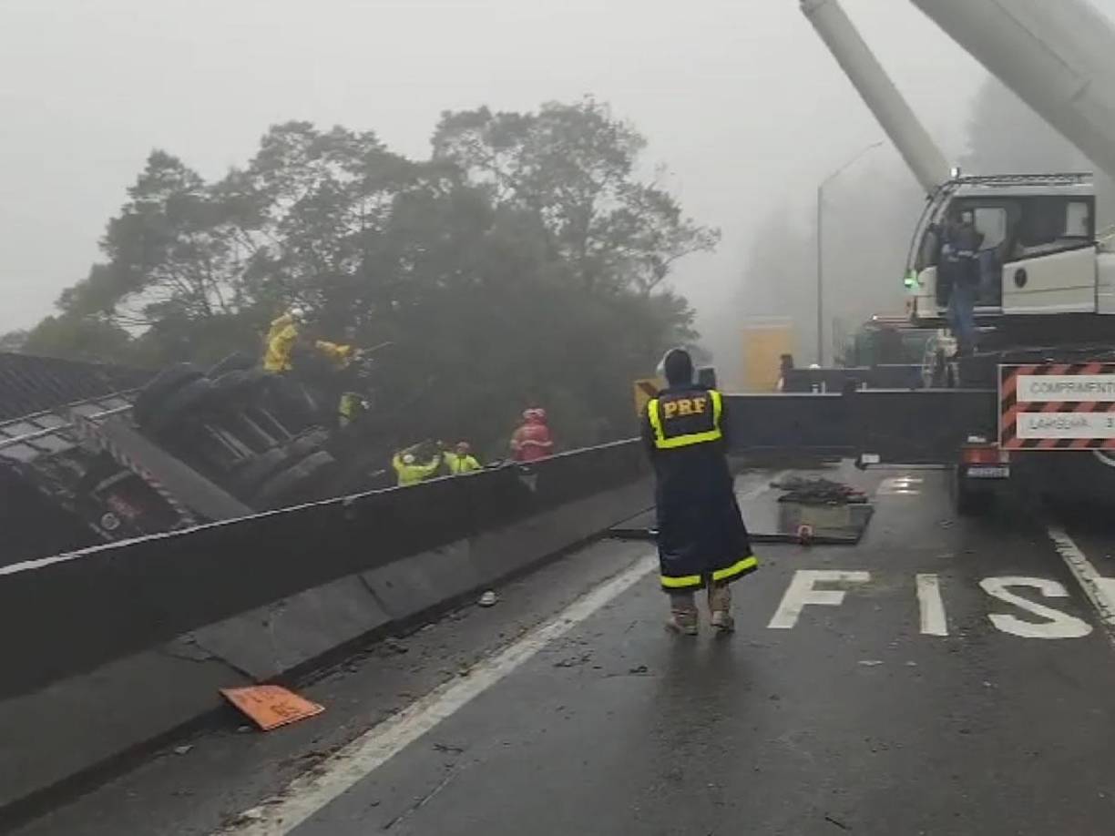 Las autoridades señalaron que solo sobrevivieron un miembro del equipo y el conductor de la rastra, que fueron trasladados a un hospital cercano con heridas leves.