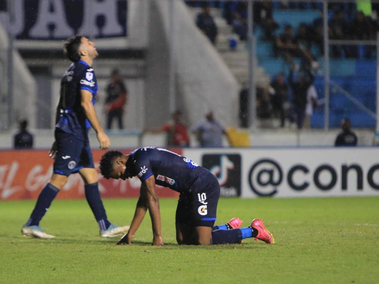 Yeison Mejía y Auzmendi lucieron cabizbajos tras el amargo empate. 