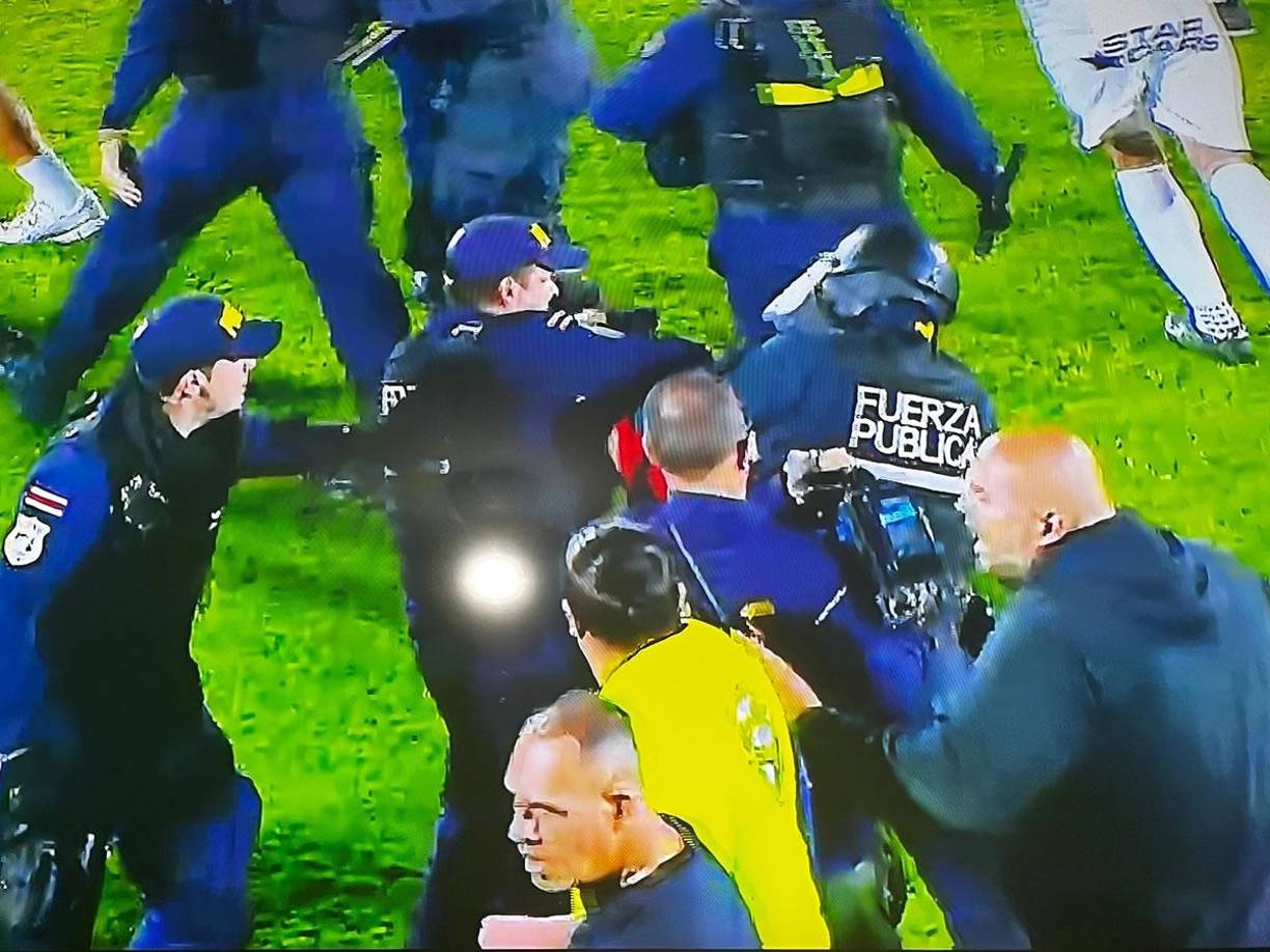 La Fuerza Pública no se midió en el relajo y agredió a los hinchas que lograron invadir el campo.
