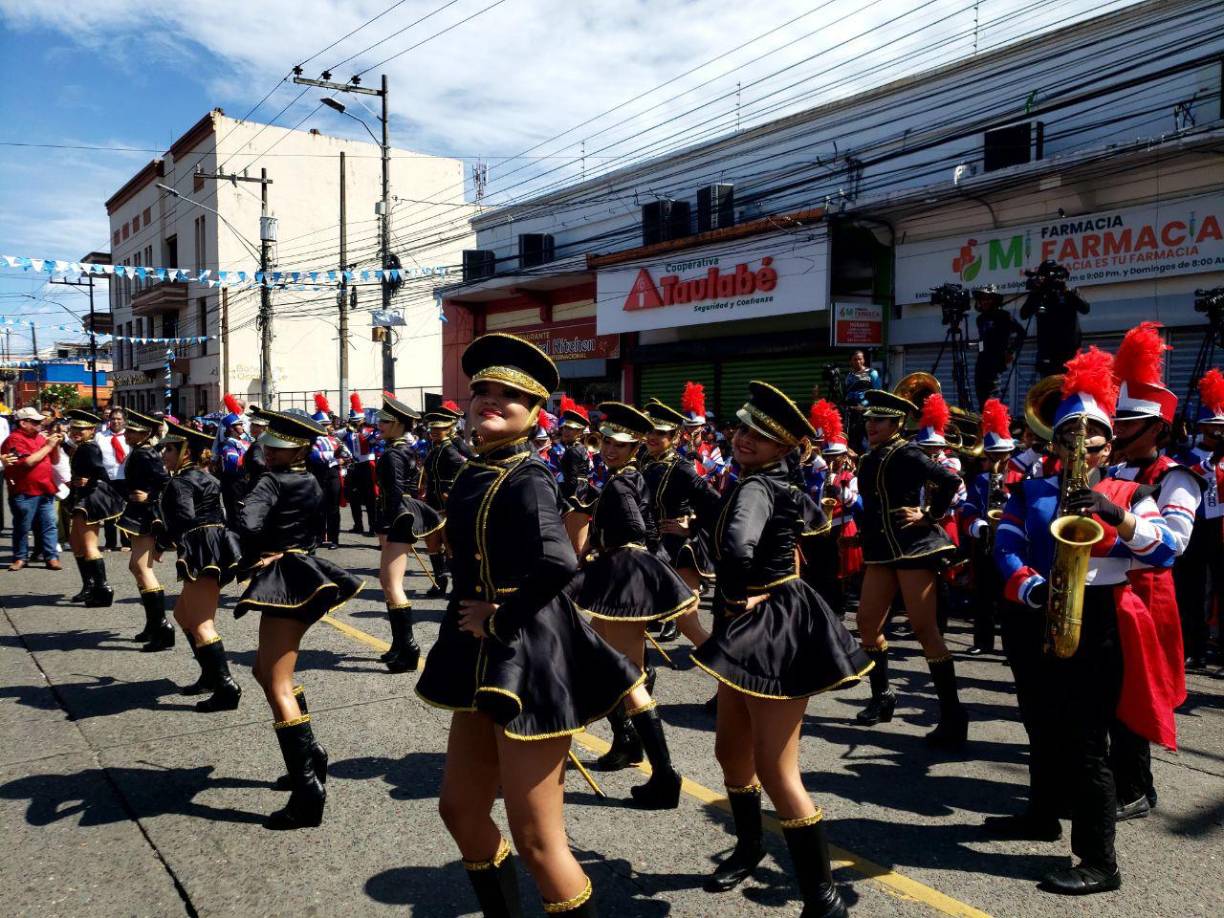 Fervor y amor patrio en los desfiles de La Ceiba