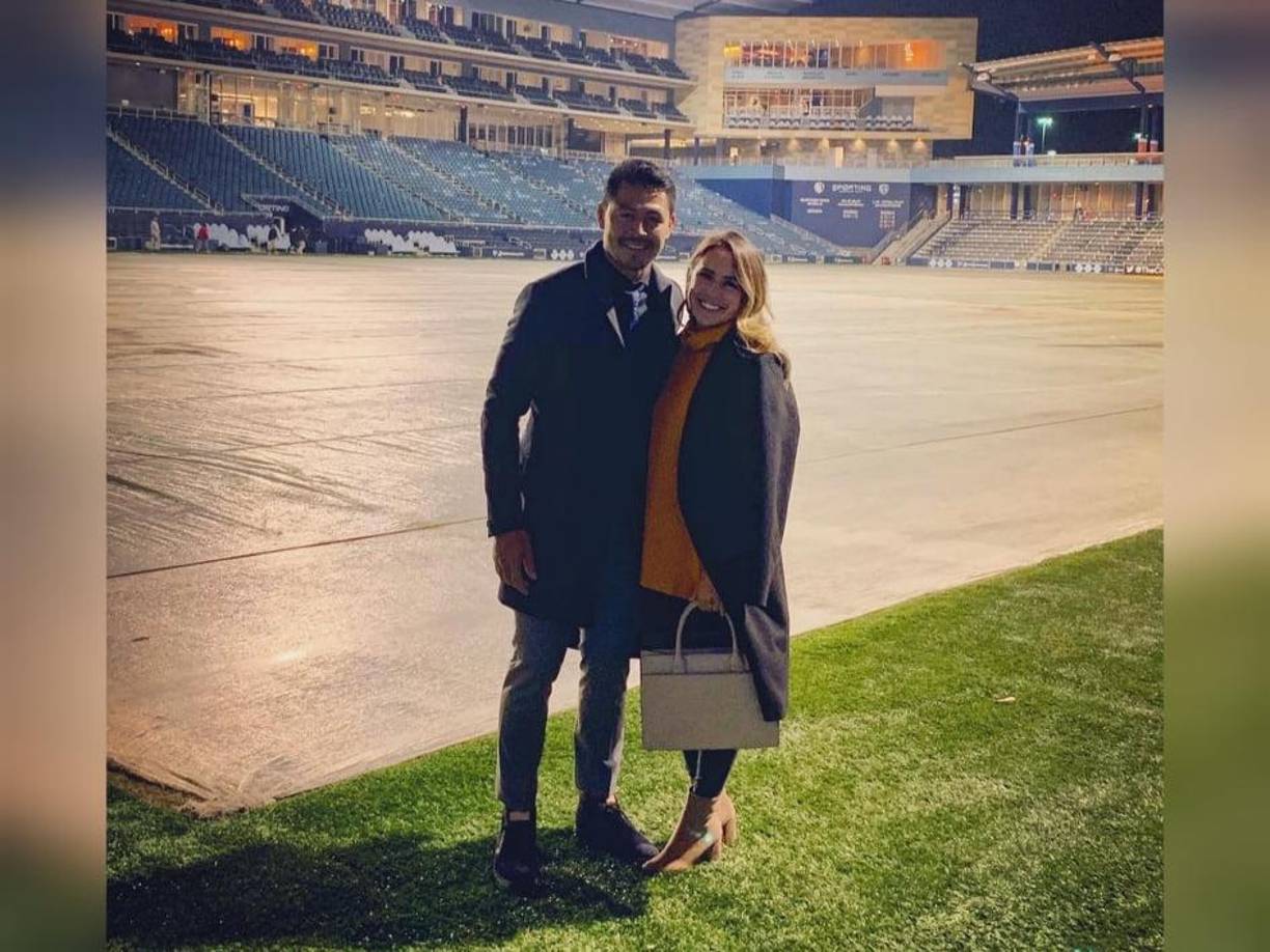 Roger Espinoza y la futbolista estadounidense tenían más de cinco años de relación y finalmente se han dado el ‘sí quiero’.