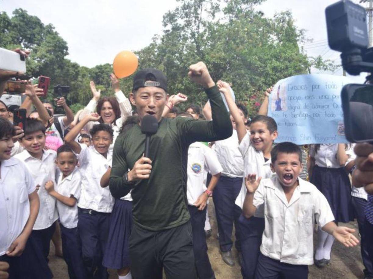Los niños de la escuela José Simón Azcona de la colonia San José de Chamelecón se mostraron emocionados por la presencia de Shin Fujiyama.