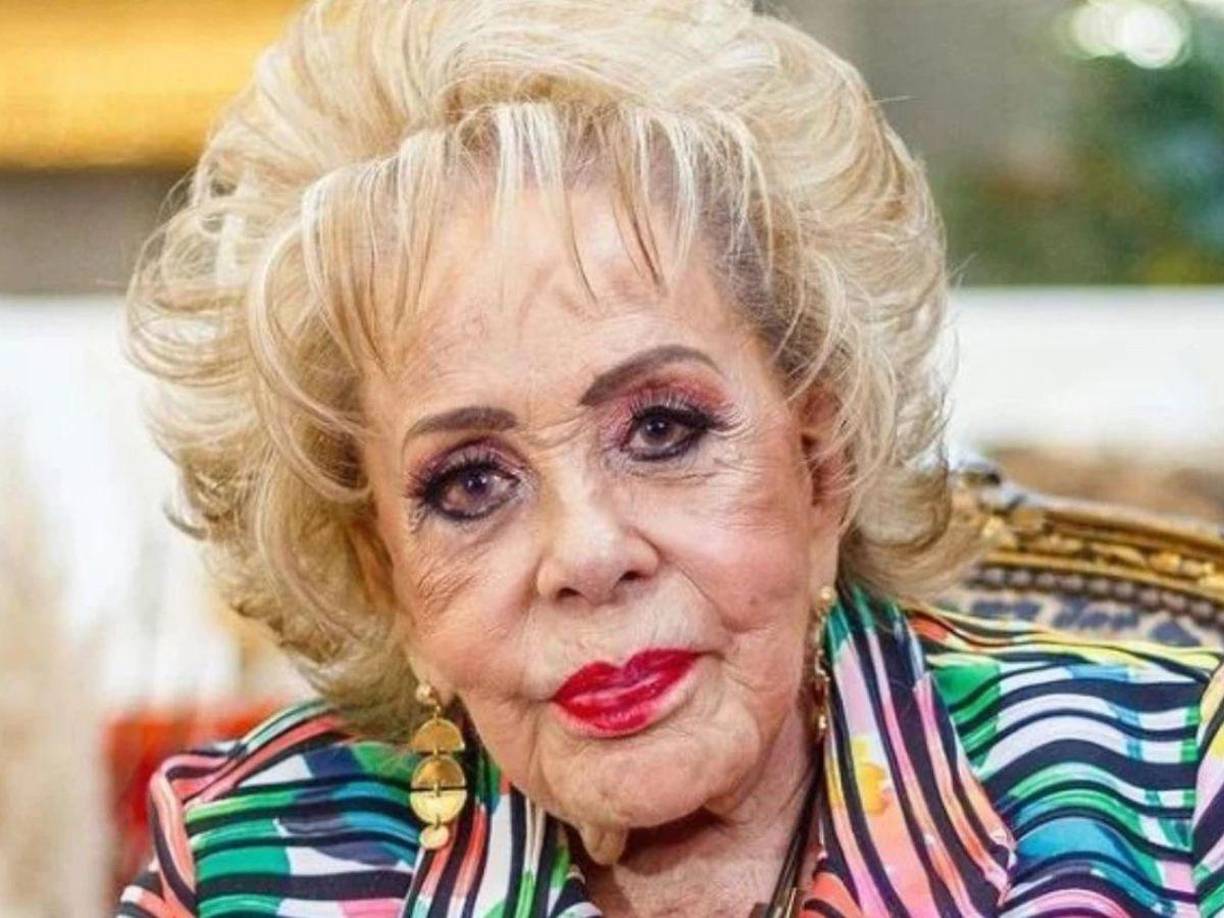 Hace algunos días se dio la noticia de que la primera actriz Silvia Pinal, enfrentaba serios problemas de salud debido a su tratamiento estético que se aplicó en el rostro que le ha salido más caro que los 90 mil pesos que pagó, ya que también le inyectaron plástico.