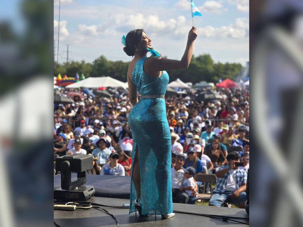 Por la parte de la espalda se observa una abertura desde la parte inferior hasta los glúteos. 