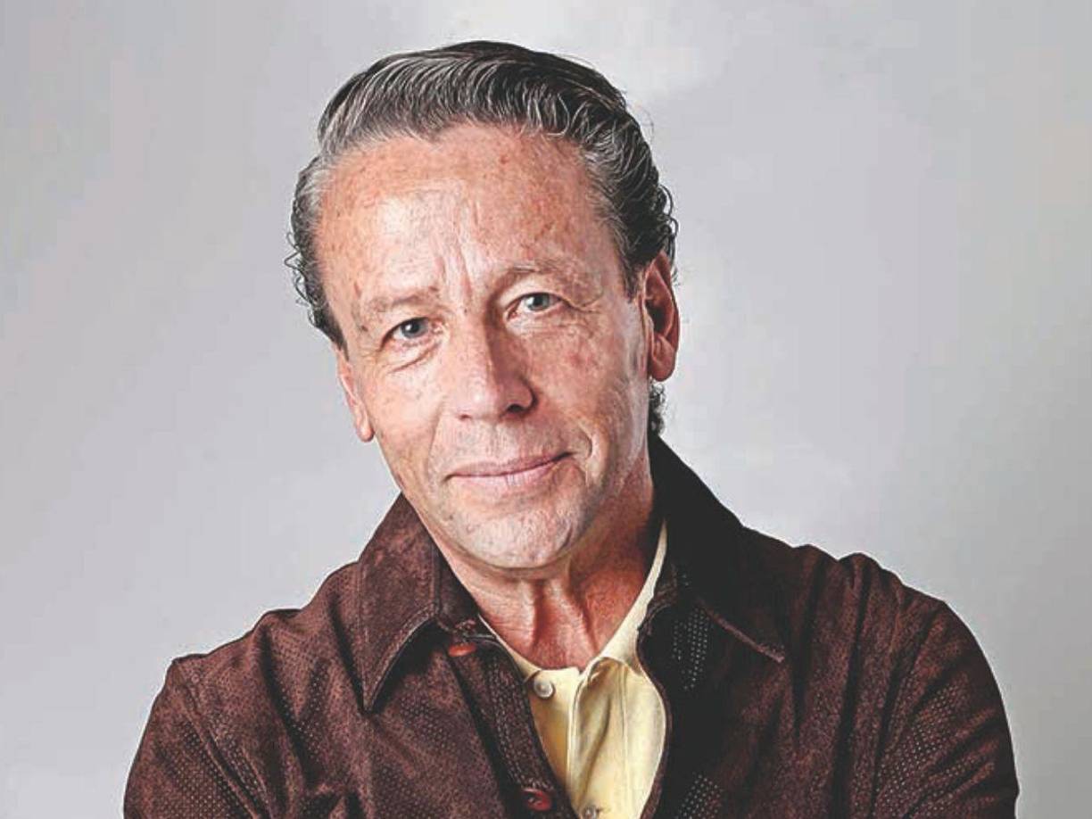 Durante la conversación, el actor admitió que ya está sumamente decepcionado del amor, pues afirma que la gran mayoría de las parejas que tuvo solo lo buscan por fama o dinero.