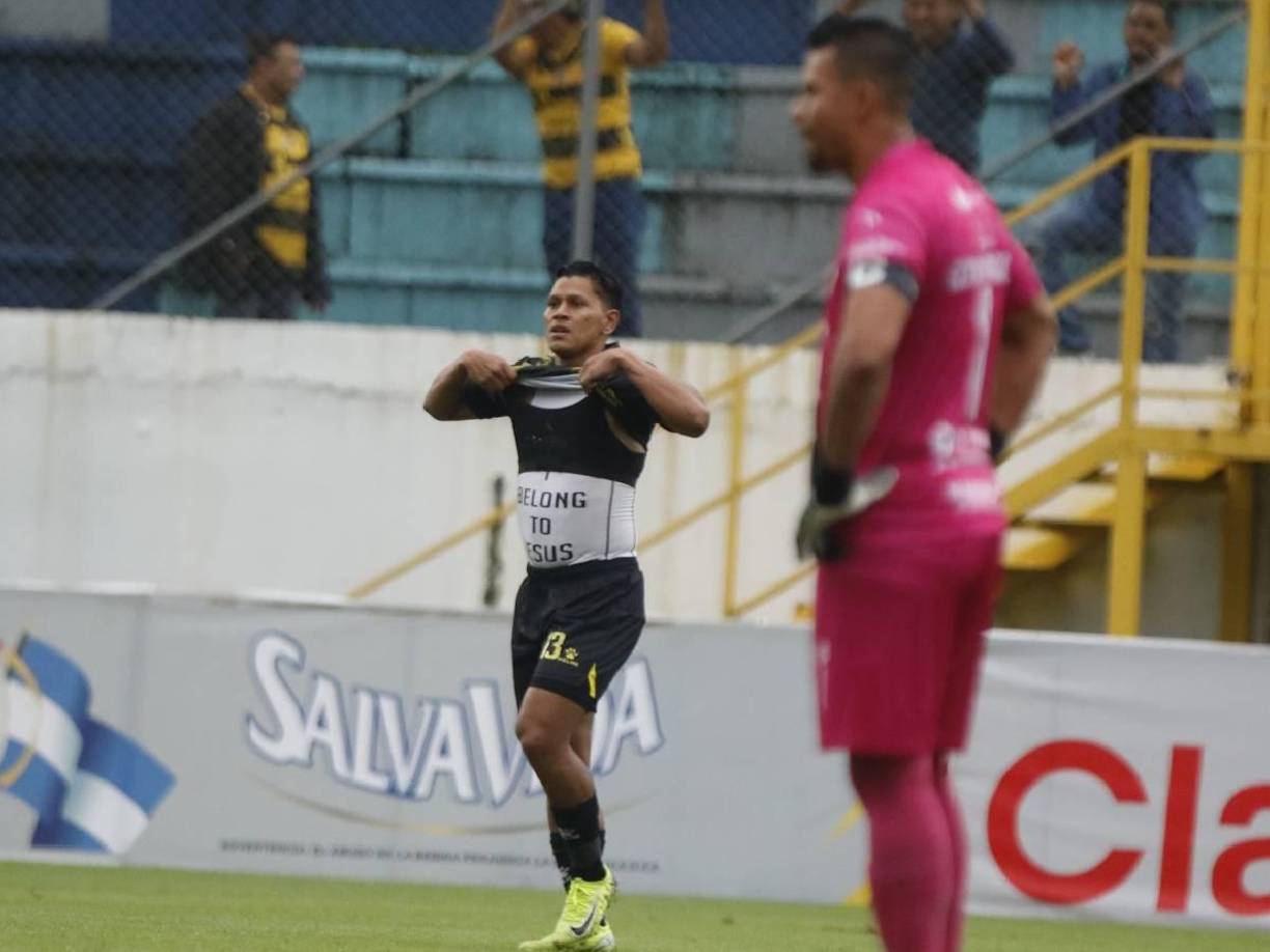 “I belong to Jesus ( Pertenezco a Jesús)”, fue el mensaje de Moya tras anotar el 1-0 del encuentro en San Pedro Sula.