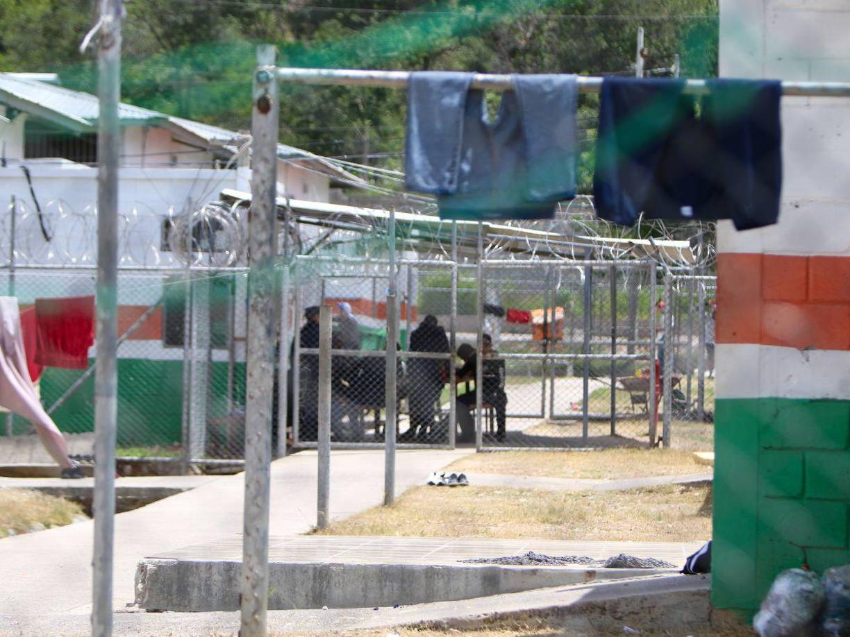 LA PRENSA Premium observó una escasez de personal militar y custodios del Instituto Nacional Penitenciario (INP) en las instalaciones. Las autoridades explicaron que, debido a la falta de personal, realizan jornadas de visitas los fines de semana en dos tandas para manejar la situación