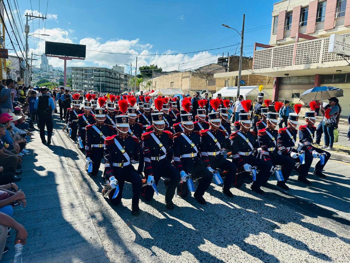Los capitalinos apreciaron las maniobras de los cadetes. 