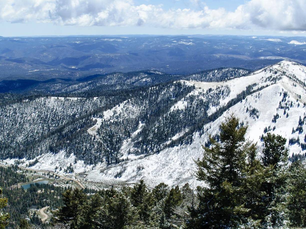 México dará la bienvenida a la primera nevada de la temporada 2024-2025, la cual provocará en varias regiones mexicanas un paisaje blanco con temperaturas debajo de los diez grados.