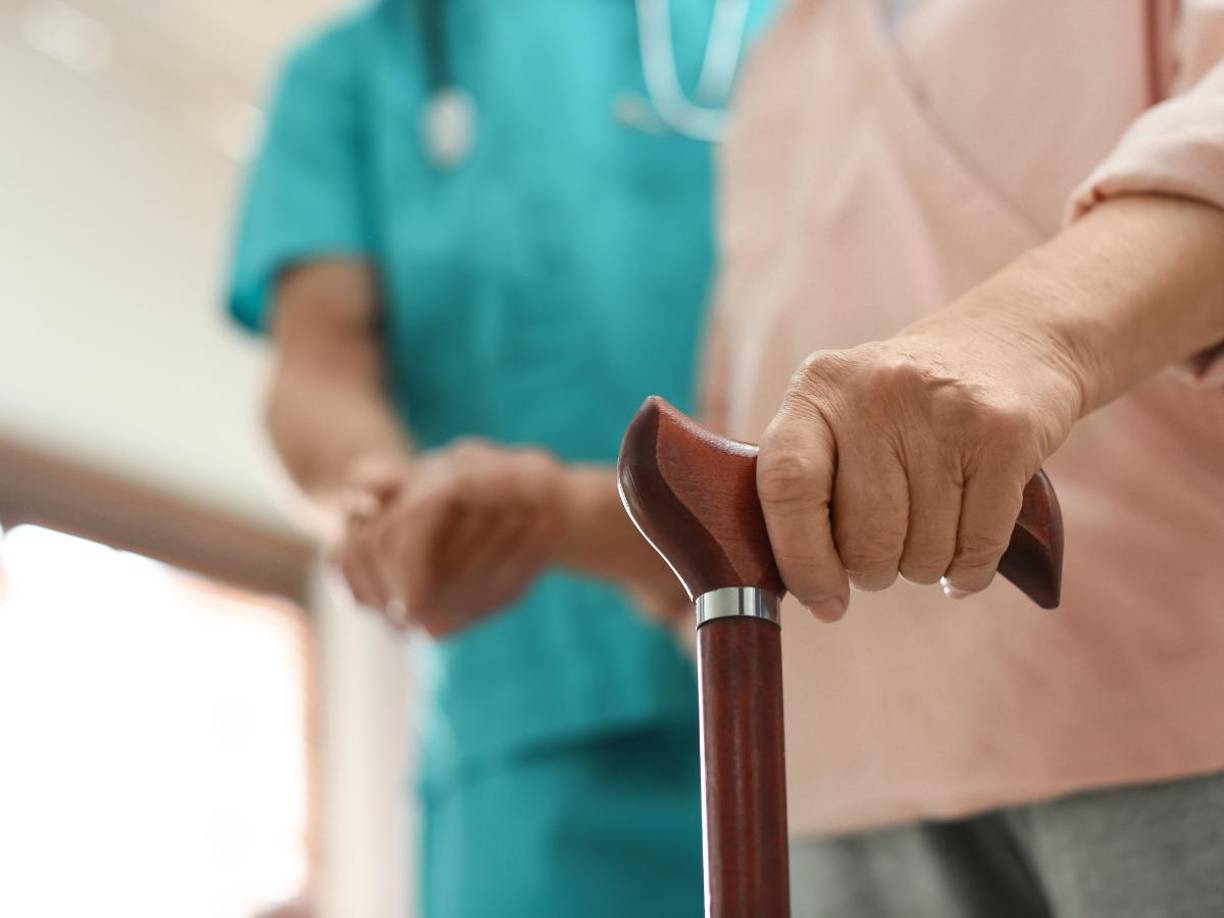 Las trabajadoras de la residencia y vecinos del pueblo evacuaron a los supervivientes y cuando llegaron los bomberos solo quedaban dentro del edificio los diez residentes fallecidos y que no habían podido ser evacuados, personas con muchos problemas de movilidad.