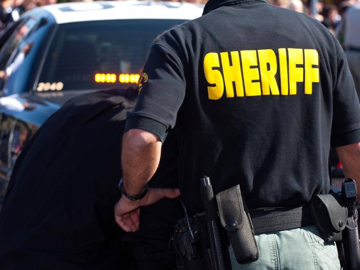 La legislación, que se centra en la eliminación de lo que se considera “proceso migratorio irregular”, se enfrenta a fuertes críticas de activistas y expertos en leyes migratorias, quienes advierten sobre las consecuencias negativas para miles de personas en el país.