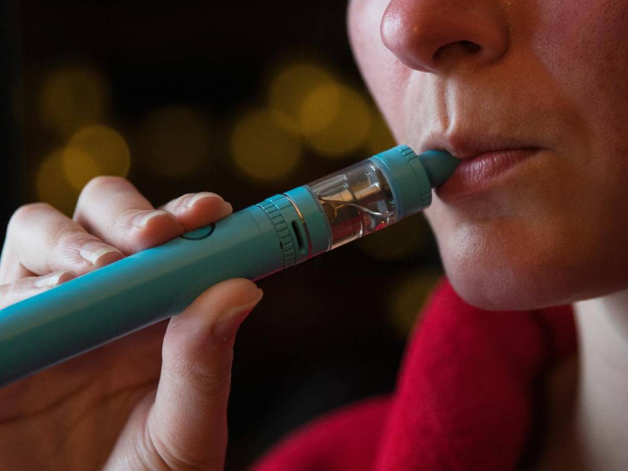 Los médicos que la atendieron explicaron que esa podría haber sido la causa de su enfermedad, ya sea por compartir una bebida, un cigarrillo electrónico o por besar a alguien mientras estaba fuera, pero no pudieron determinar la causa.