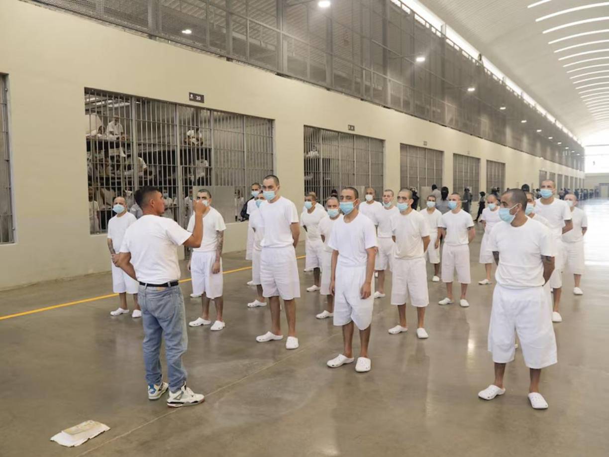 El paso final para su aceptación fue asesinar a una persona, una práctica común que asegura la lealtad a la organización. “Desde ese momento, aprendí a matar sin sentir nada. Era parte de mi vida”, recordó.