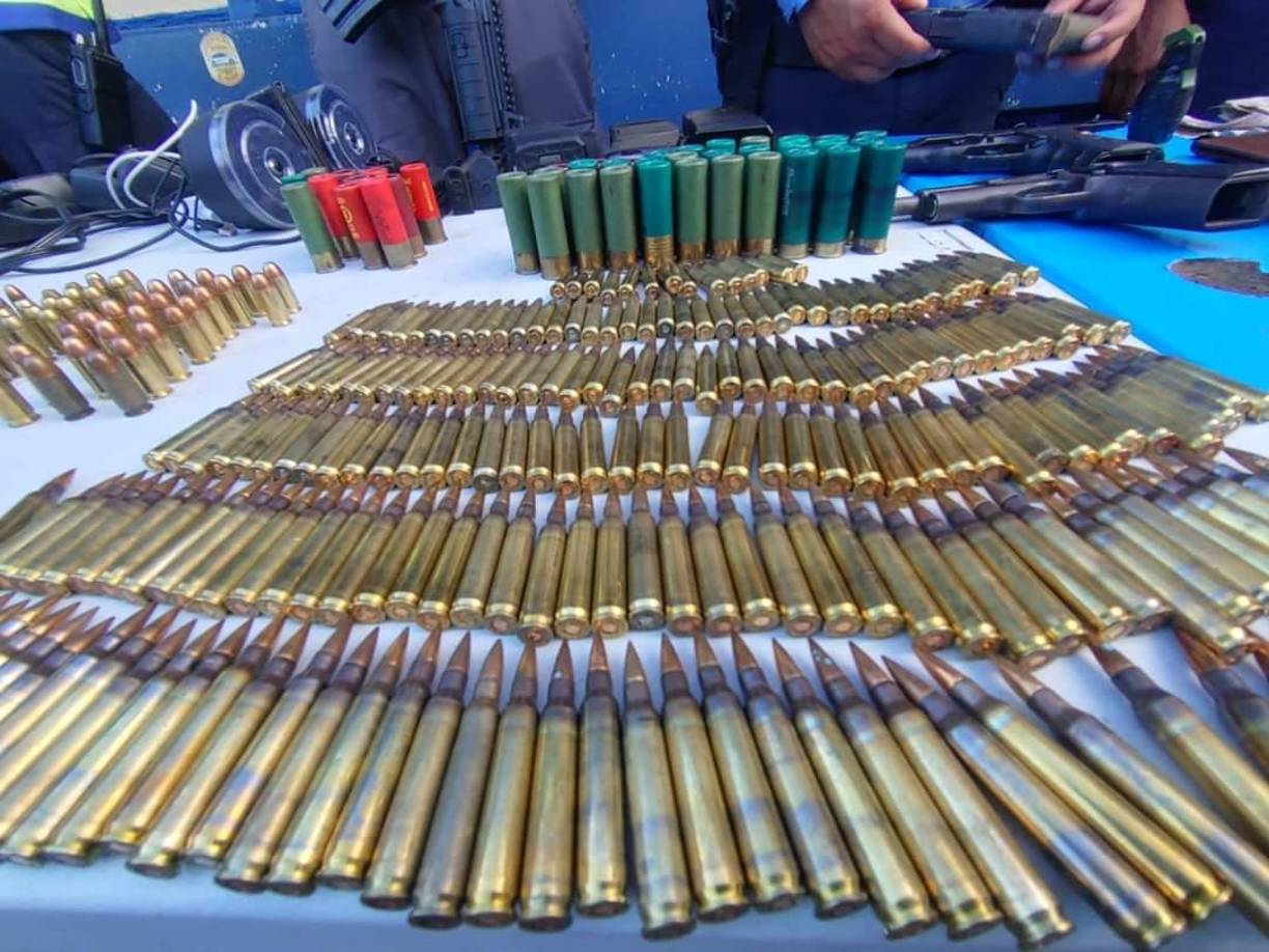 Armas de fuego, cargadores, carros, bloqueadores de señal, radios portátiles, cartuchos de munición, teléfonos y hasta granadas fue parte del decomiso en el operativo. 