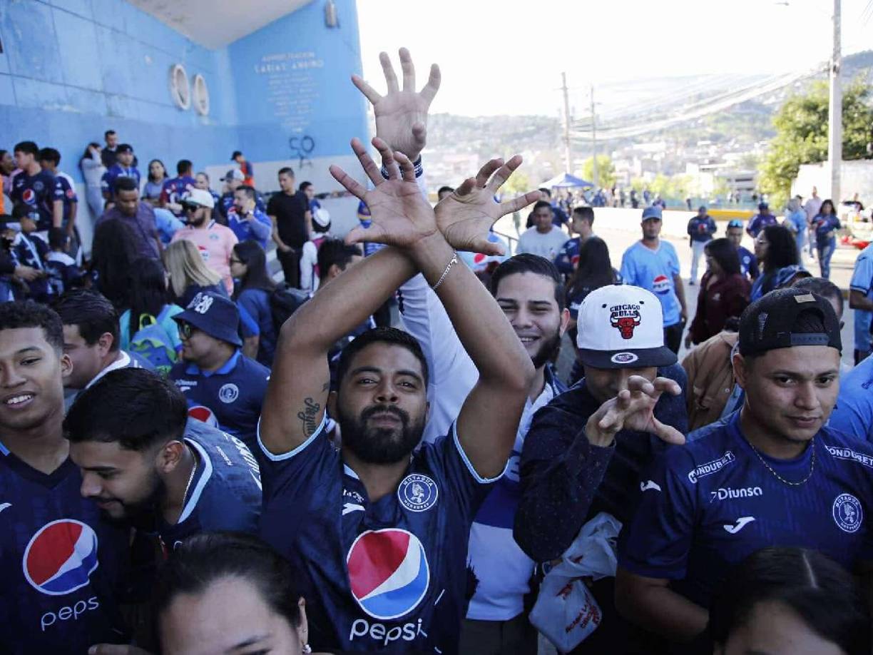 Aquí te mostramos las mejores imágenes del ambientazo en Tegucigalpa capturado por los fotógrafos de LA PRENSA presentes en el Nacional.