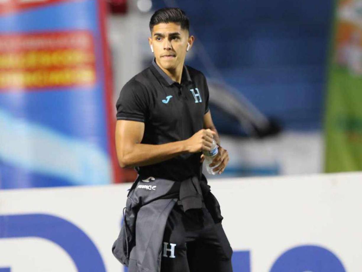 Al ingresar al césped del estadio Nacional Chelato Uclés, Luis Palma inmediatamente dirigió su mirada al sector de silla, localidad en donde estaba su novia Annie Córdova.