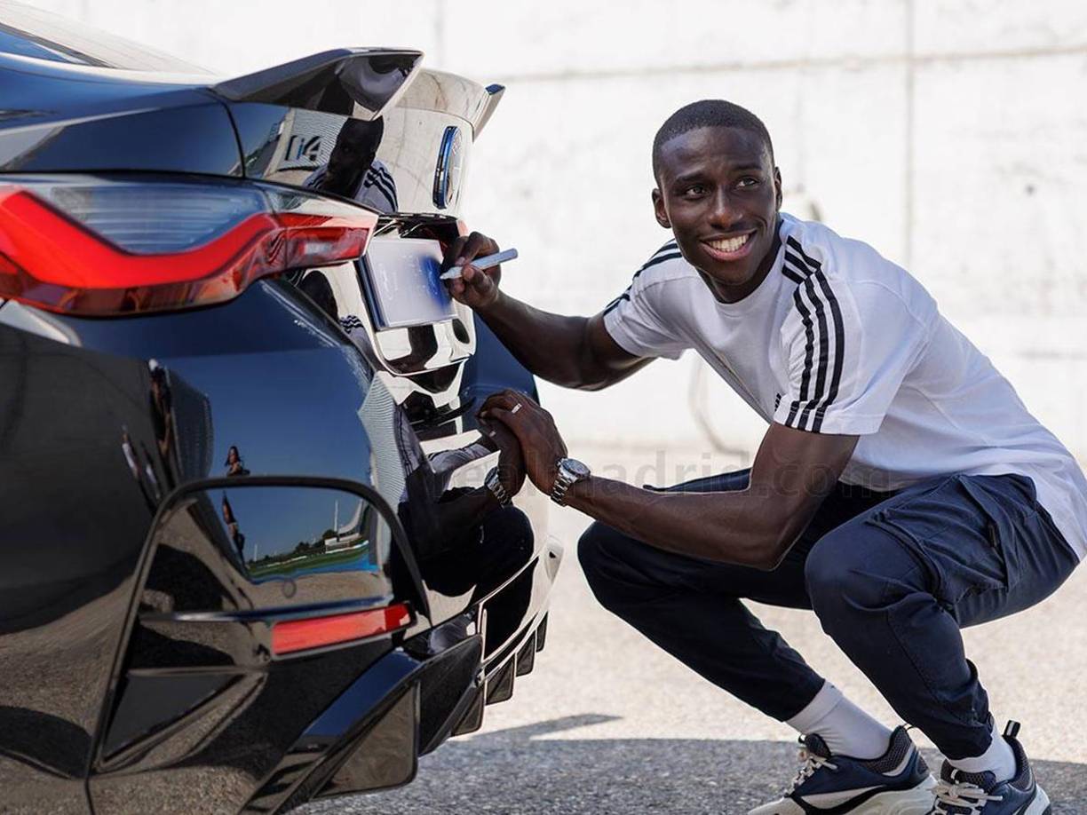 Ferland Mendy: El lateral escogió un BMW i4 M50 que tiene un precio de 79.550 euros.