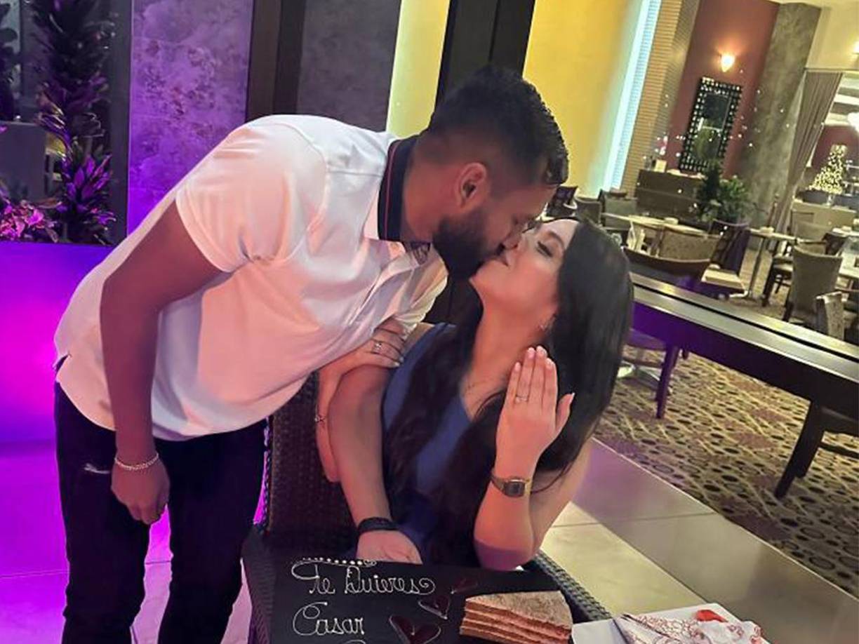 En redes sociales, la pareja de Álvarez dio a conocer que ella y el futbolista serán próximamente esposos. 