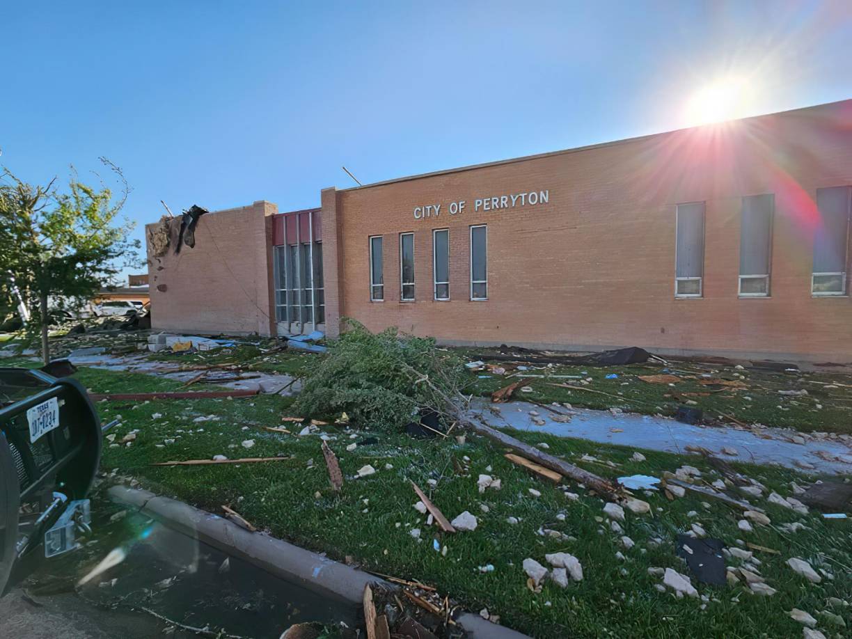  El tornado pasó por encima de un parque de caravanas, destrozando todo a su paso.