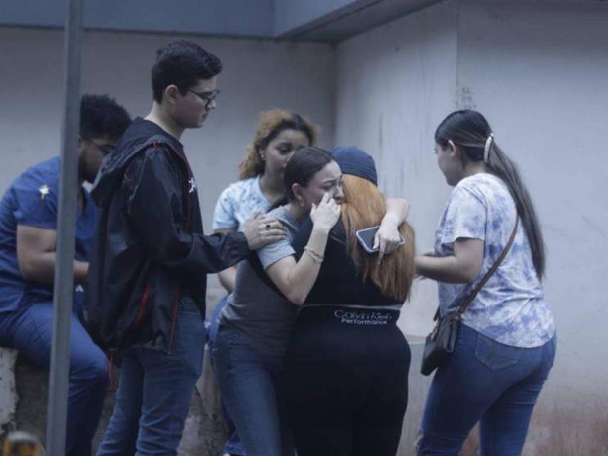  Los restos mortales de Mía Cáceres fueron retirados a eso de las 12:00 del mediodía del domingo de Medicina Forense, en medio de mucha consternación de familiares, sus amigos y compañeros de universidad.