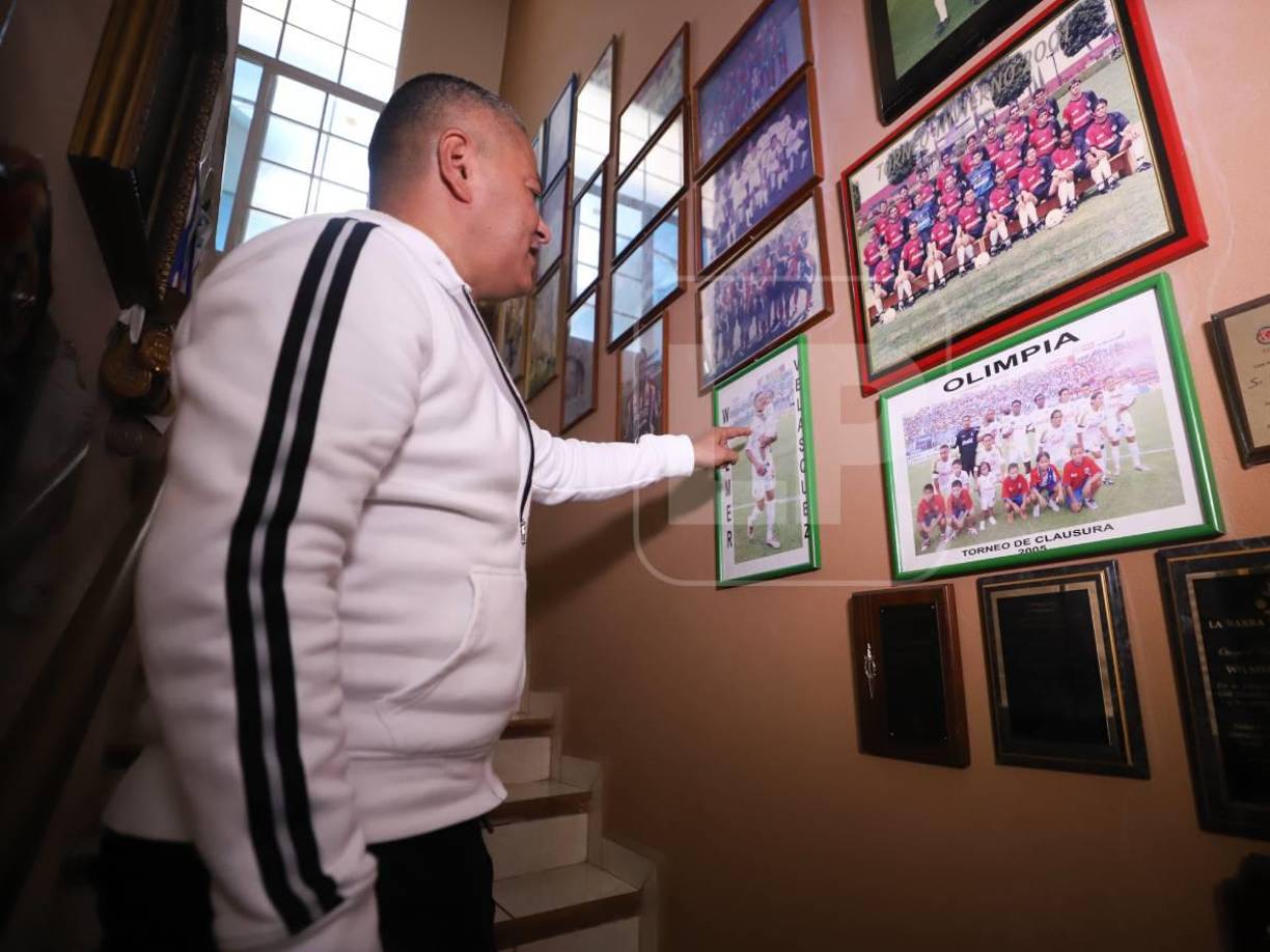 En su hogar el exgoleafdor atesora cada recuerdo de sus juegos mágicos como jugador del Olimpia.