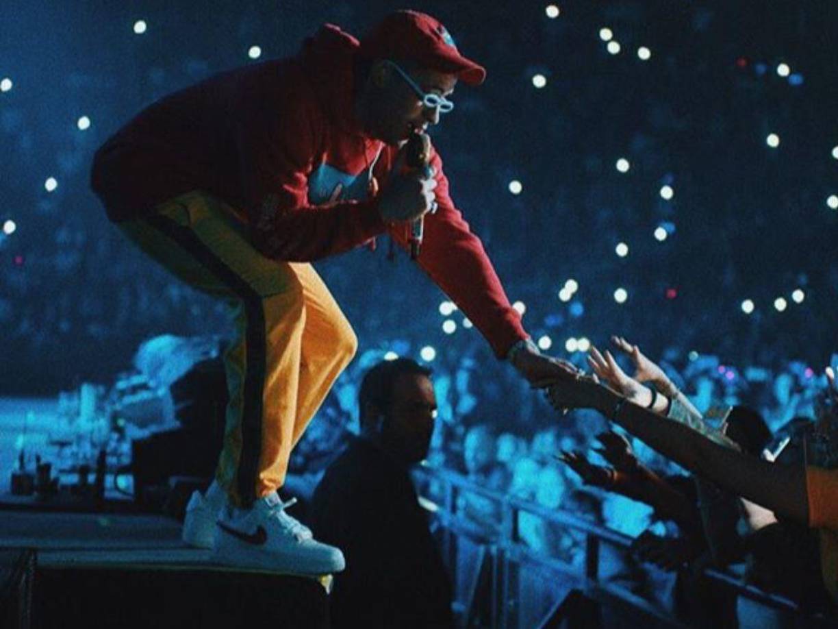 Estar en la zona más cerca al escenario.