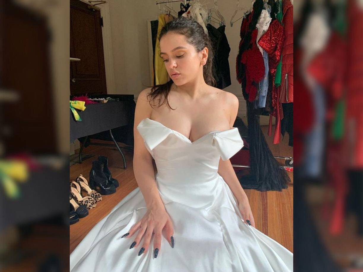 Y aunque señaló que de momento estaba concentrada en sus proyectos profesionales. reveló que ya había considerado algunas opciones en lo que respecta a su vestido de novia. “Tengo por ahí unos vestidos guardados, un vestido de Vivienne Westwood me gustaría, tengo por ahí cosillas guardadas”, reveló.