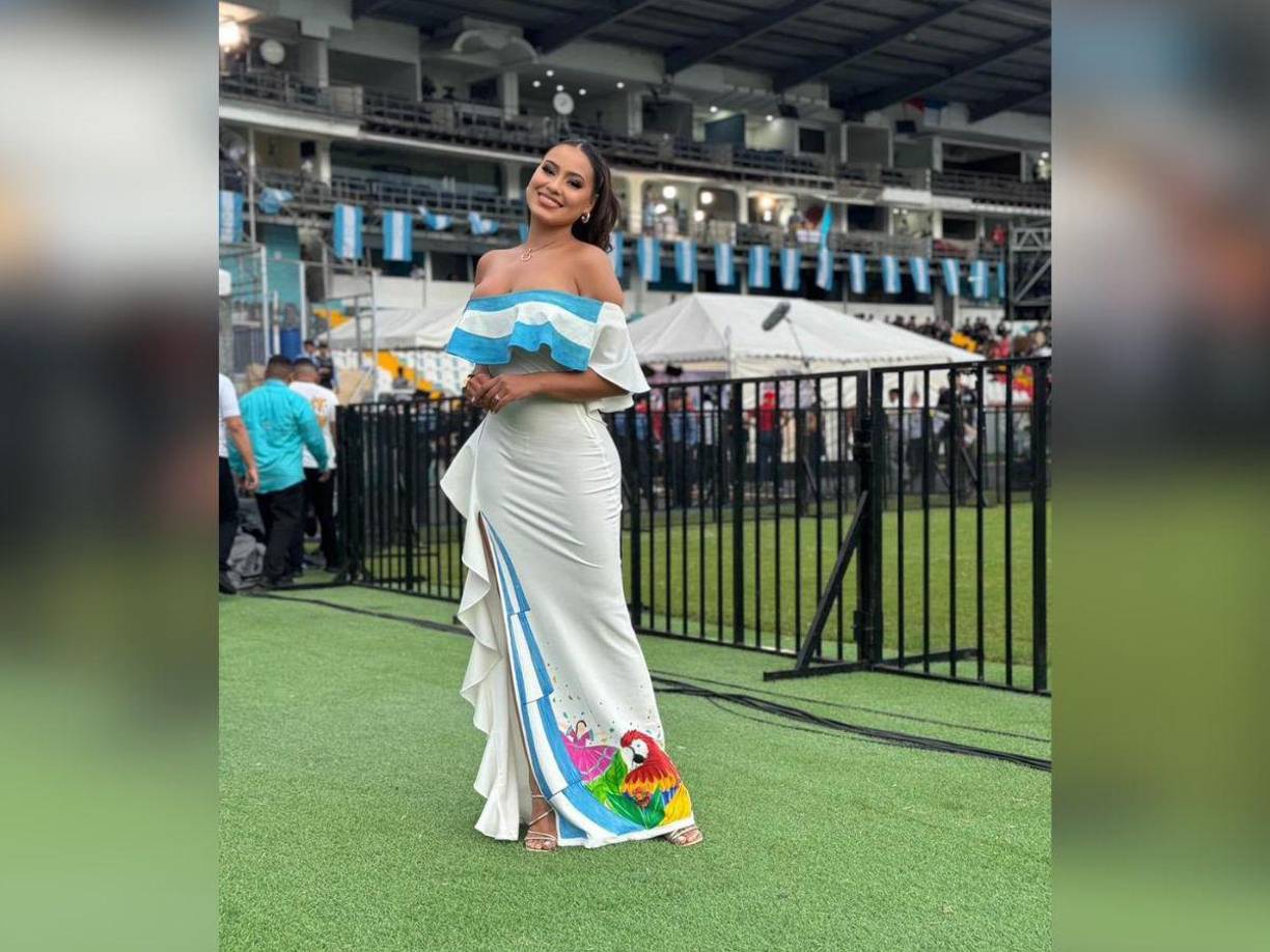 Para la cobertura de los 203 años de independencia, Alejandra Rubio luce un vestido blanco corte sirena, con detalles que representan un mensaje de acorde a la festividad. 
