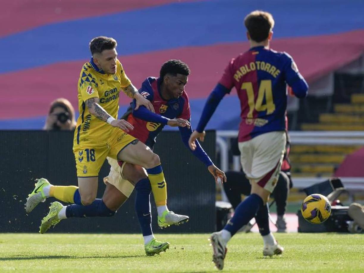 En una acción fortuita, el atacante del equipo visitante golpeó con el hombro en el cuello del zaguero barcelonista cuando trataba de proteger el balón, y el jugador local quedó tendido sobre el césped con evidentes gestos de dolor y dificultades para respirar.