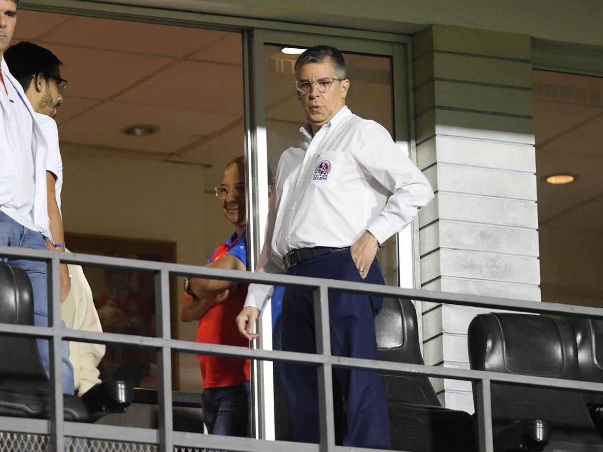 Rafael Villeda, presidente del Olimpia, también se dejó ver en el palco del estadio Nacional Chelato Uclés.