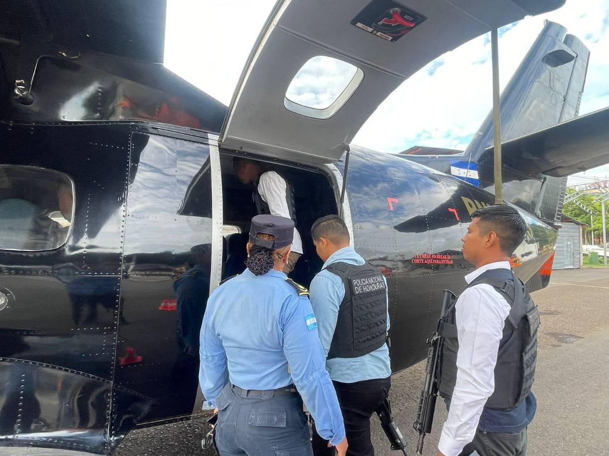 “Según las hipótesis que manejamos, la masacre ocurrió por situaciones personales o por interés en una propiedad, estamos pendientes de confirmar”, dijo el portavoz de la Policía Nacional, el comisionado Miguel Martínez Madrid.