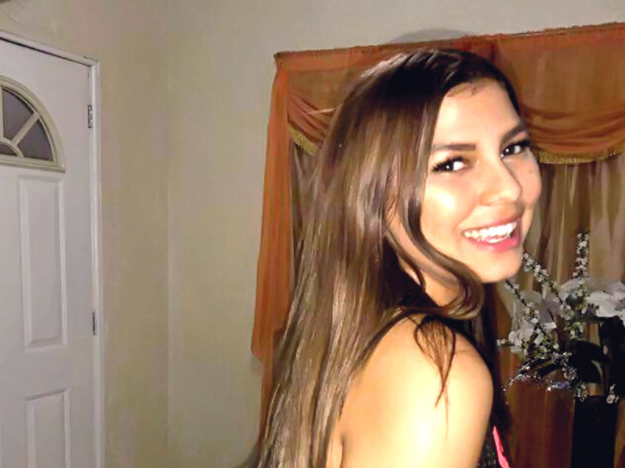 Después de buscarla por aire, mar y tierra, la moto acuática fue hallada con algunas pertenencias de Angie. Las autoridades policiales siguen con la búsqueda de la muchacha, cuyos familiares aseguran que está viva.