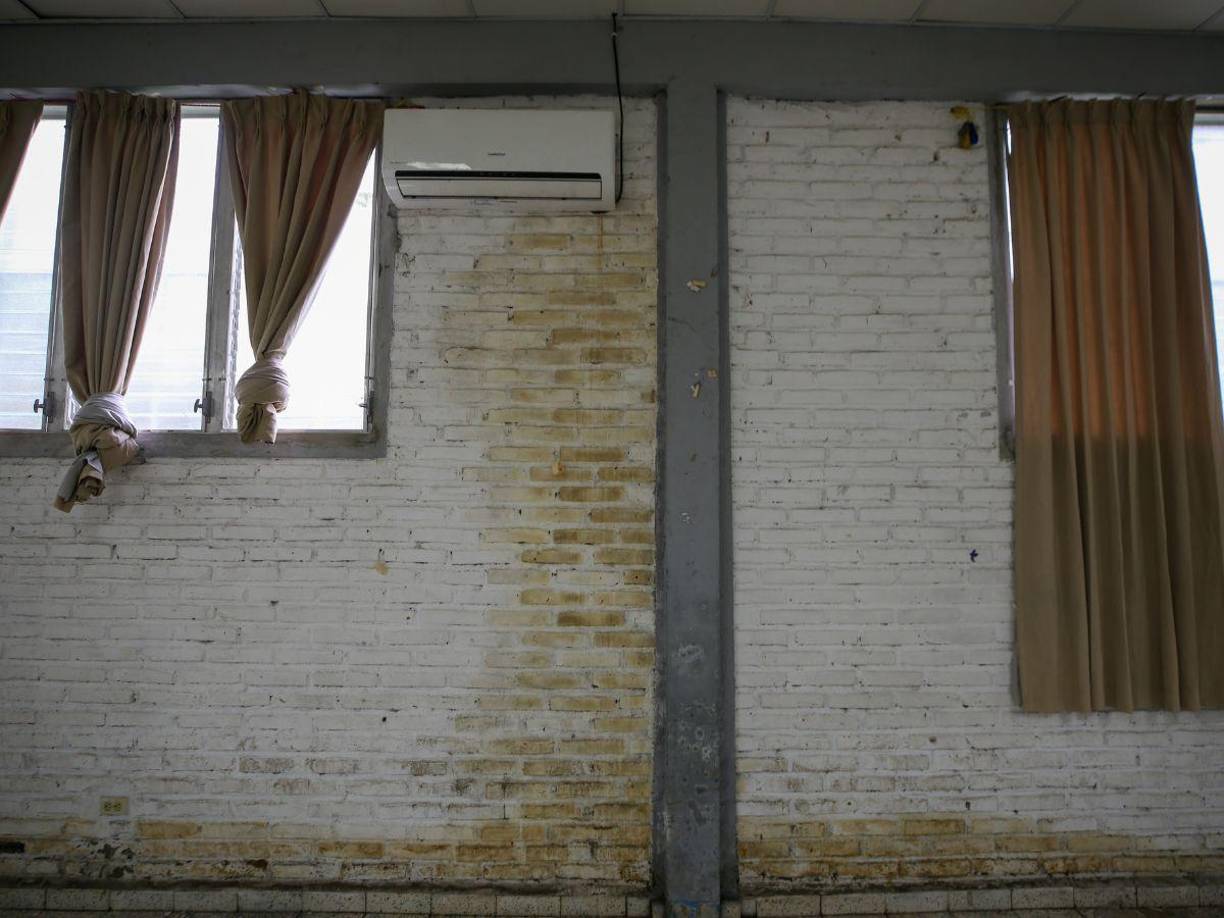 Las paredes húmedas del auditorio del centro escolar agobian a maestros y alumnos, pues emana un fétido olor ocasionalmente.