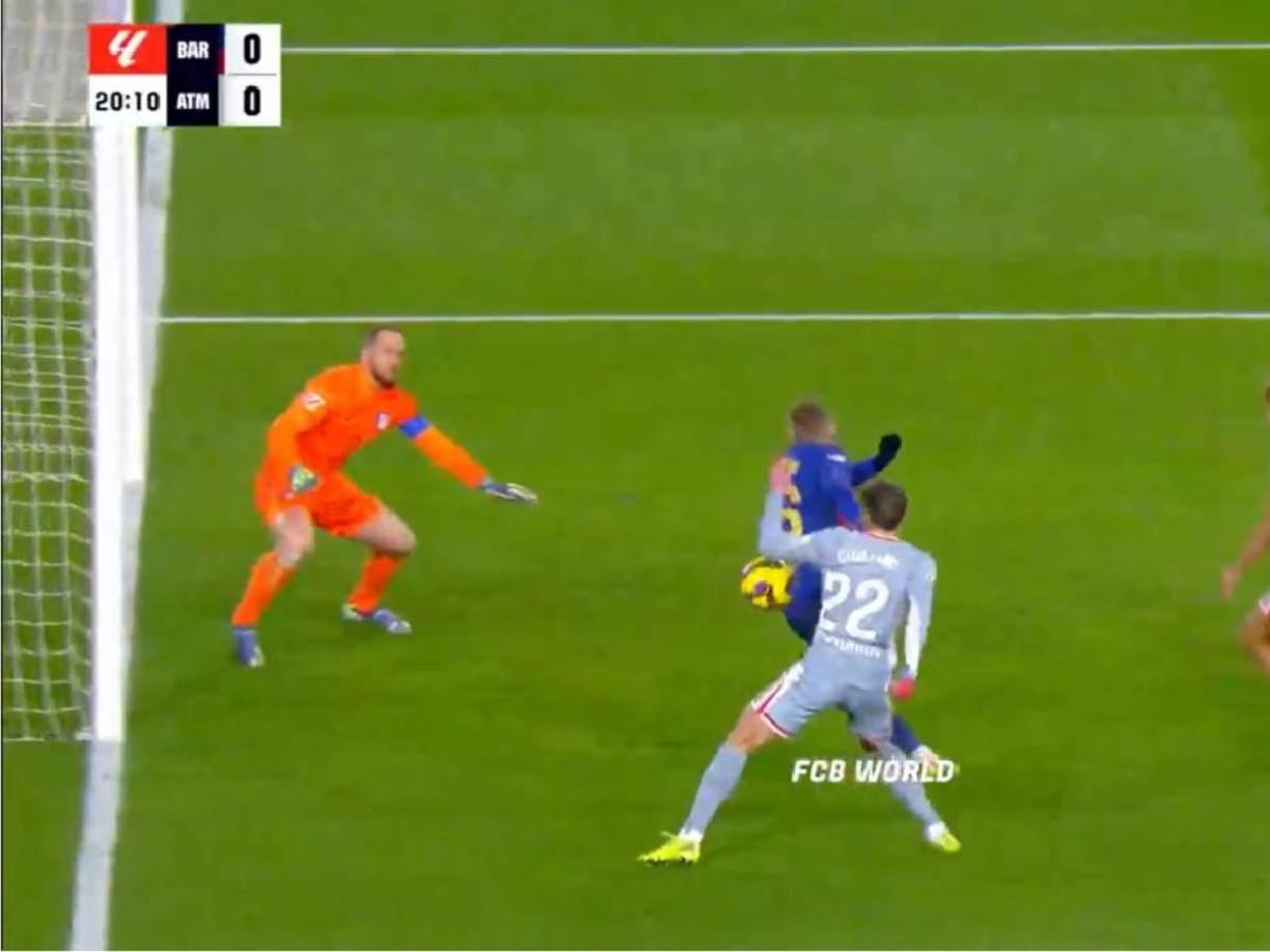 El VAR ratificó la decisión de De Burgos Bengoetxea, que no vio nada punible en esa posible mano de Simeone. Consideró que era involuntaria.