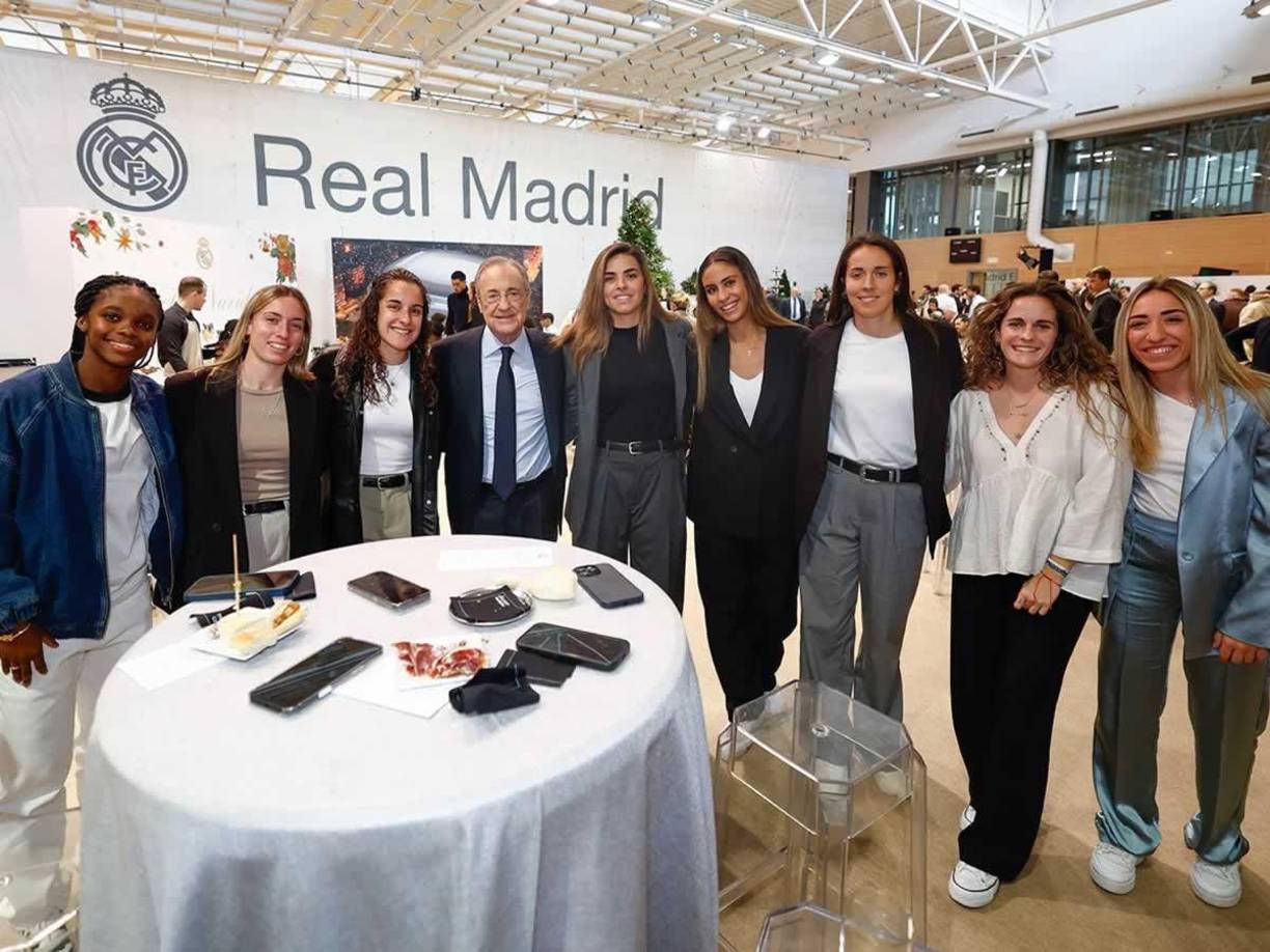 Algunas de las jugadores del equipo femenino de fútbol del Real Madrid junto a Florentino Pérez.
