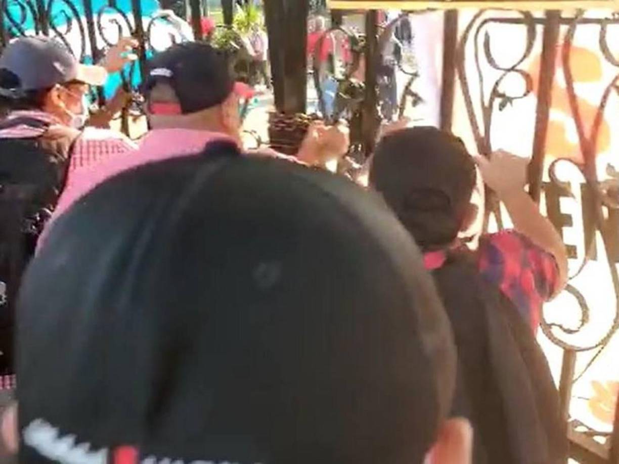 No obstante, los simpatizantes de Libre comenzaron a sacudir violentamente los portones para romper las cadenas que colocaron los empleados del Infop. 