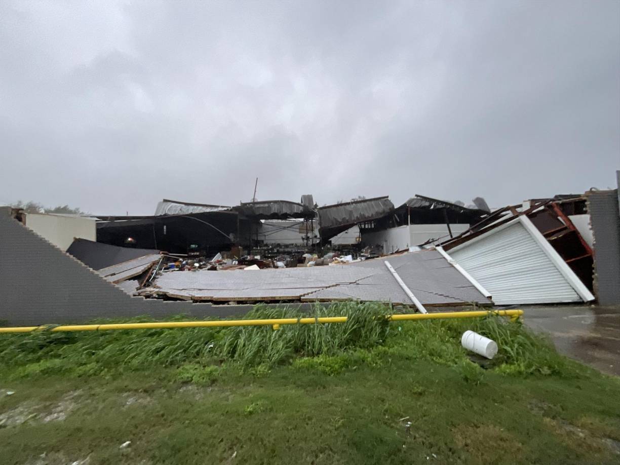“Lo que mucha gente no sabe es que algunos de los momentos más peligrosos son las horas posteriores a que pasa la tormenta, cuando hay grandes inundaciones o líneas eléctricas caídas o incluso cuando se opera un generador” sin hacerlo de manera segura y alejado de la casa, advirtió Turi a ABC News.