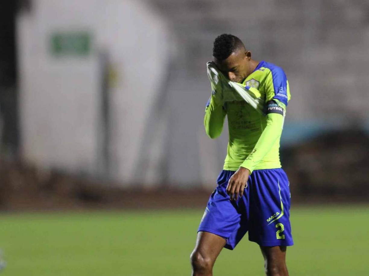 La tristeza fue evidente en la plantilla del Olancho FC al final del primer tiempo.