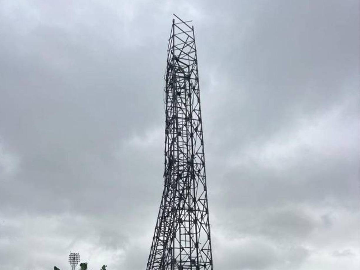 Torre del alumbrado público del Estadio Excélsior del municipio de Puerto Cortés se desplomó a causa de las intensas lluvias registradas en el departamento de Cortés, norte de Honduras.