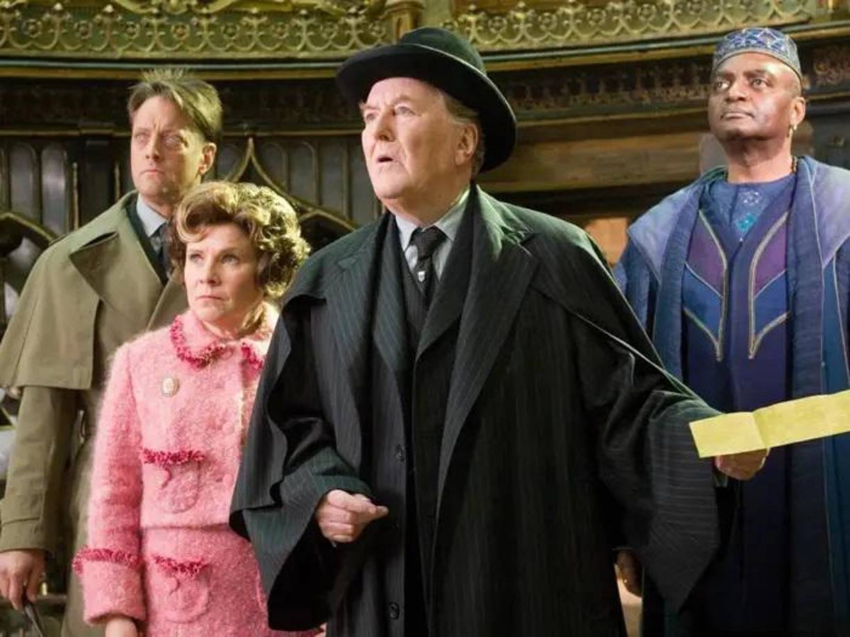 Robert Hardy interpretó a Cornelius Fudge, el Ministro de Magia, en cuatro de las películas de “Harry Potter”. El actor falleció en 2017 a la edad de 91 años, confirmó su familia en un comunicado a la BBC, aunque no facilitaron la causa de la muerte.