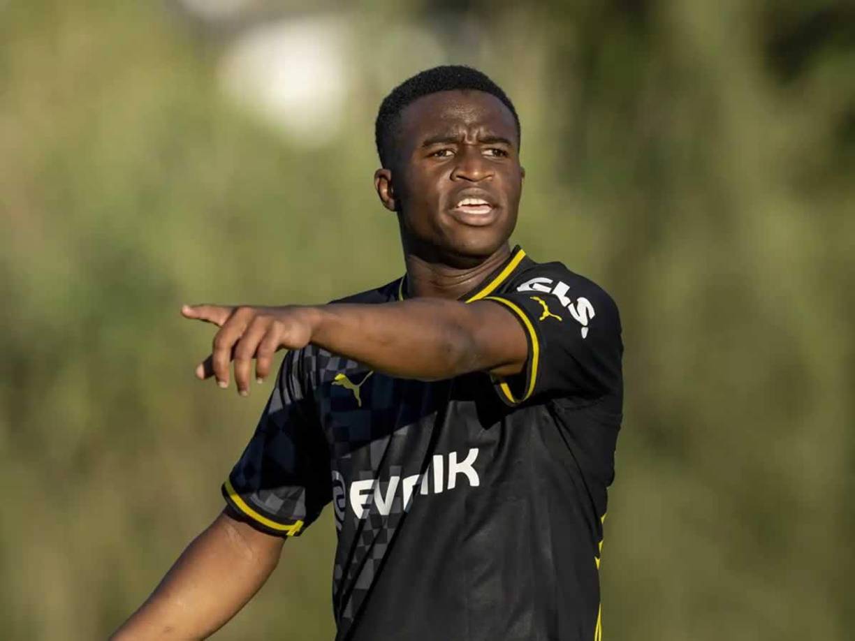 Su edad ya había sido cuestionada por diferentes rivales en algunos de los torneos y a eso había hecho referencia su supuesto padre en el sitio web oficial del BVB: “Justo después de su nacimiento, lo registré en el consulado alemán en Yaundé. Tiene un certificado de nacimiento alemán. Además, mi hijo no puede ser mayor porque su madre, Marie, tiene sólo 28 años”.