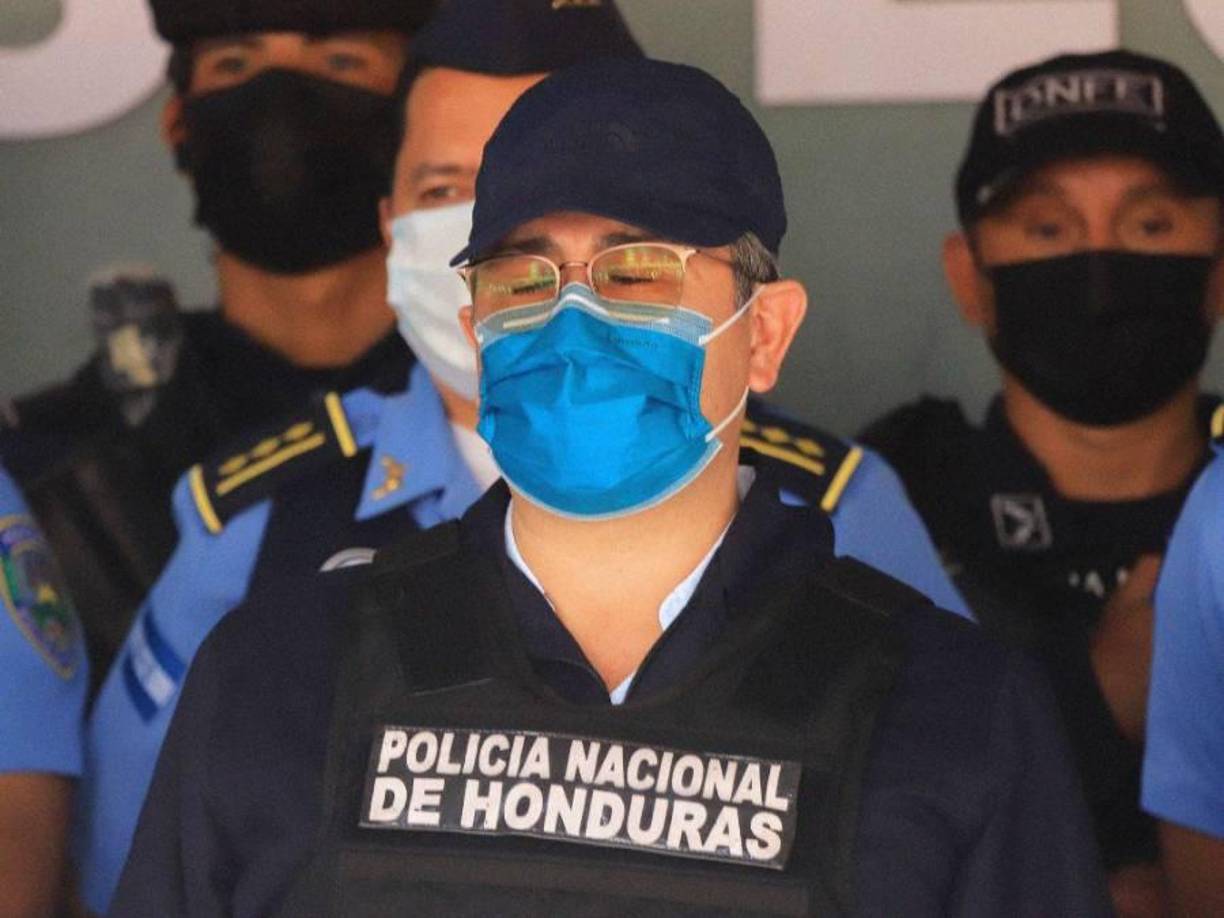 <b>12. REELECCIÓN APROBADA EN 2015</b>Antes de las elecciones de 2017, ningún presidente se había postulado para la reelección en Honduras porque las disposiciones de la Constitución limitaban a las personas continuar un período presidencial más. Sin embargo, en 2015, la Corte Suprema de Justicia (CSJ), emitió un fallo que declaró constitucionales estas prohibiciones de reelección y así impulsar la carrera política de Hernández hacia su segundo mandato.