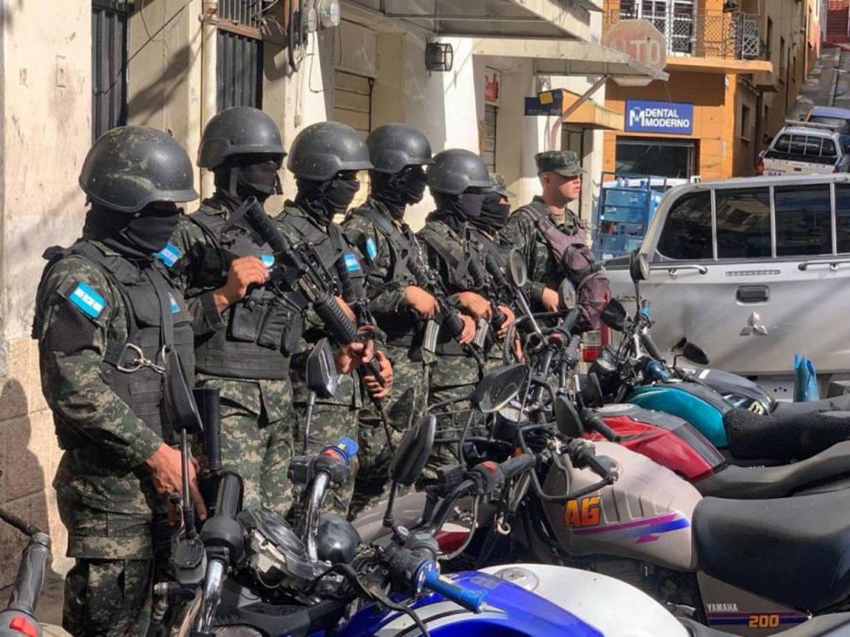 Por otro lado, la abogada Doris Imelda Madrid, apoderada legal de la extitular de Finanzas, desvirtuó la versión de una captura y mencionó que la exministra se entregó voluntariamente en el barrio Abajo, de la capital hondureña.