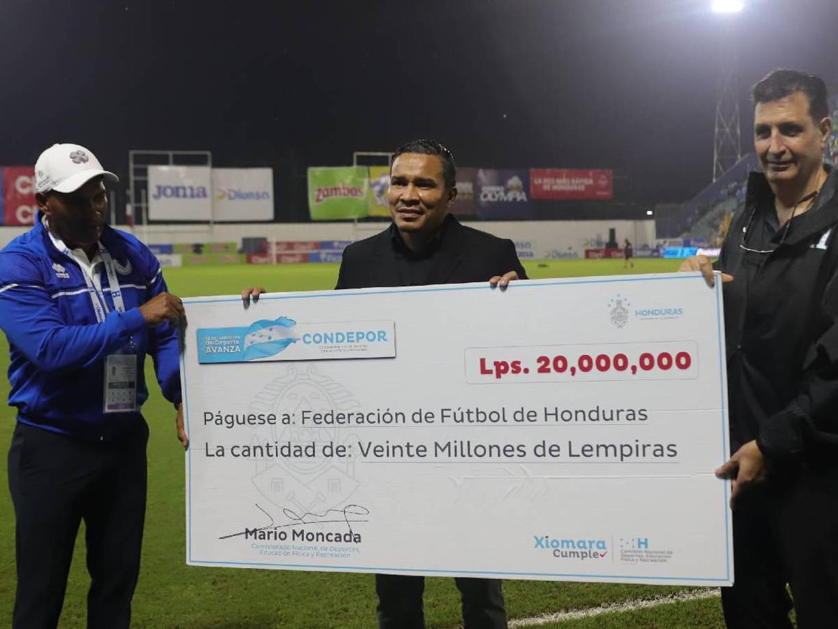 Rambo apareció entregando el bono de Condepor a la Federación.