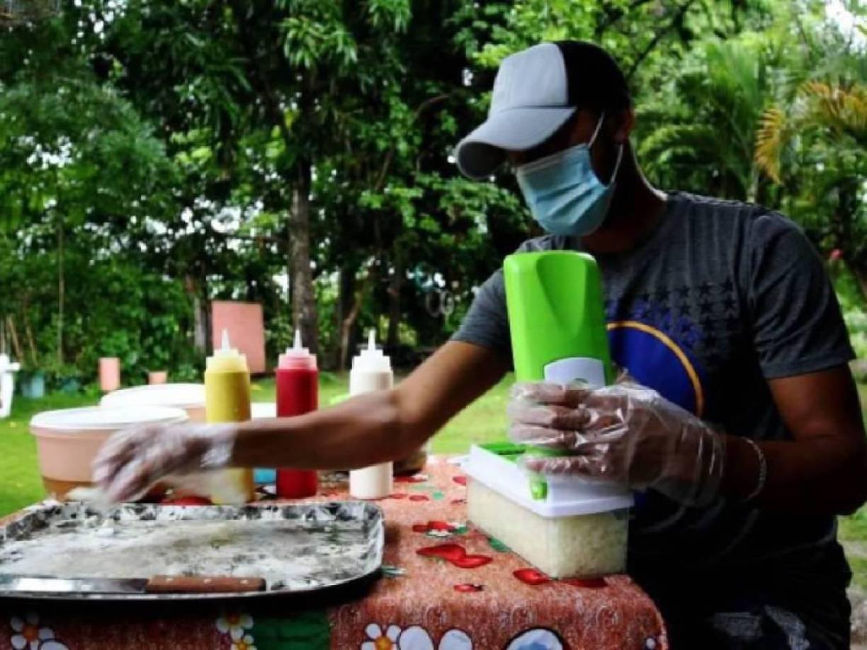 El exjugador de los Lobos de la UPNFM, Lázaro Yánez, comenzó un emprendimiento, entre ellos, la venta de hot dogs en San Sebastián, Comayagua.