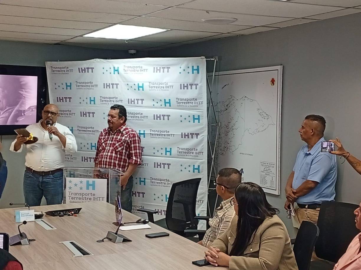 El reconocimiento por la valiente hazaña de don Elías fue entregado por el titular de dicha institución, Rafael Barahona. 